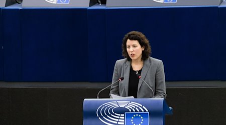 Manuela Ripa, (ÖDP), Mitglied der Fraktion Grüne / EFA, steht im Plenarsaal des Europäischen Parlaments und spricht. / Foto: Philipp von Ditfurth/dpa