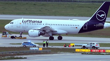 Zwei Aktivisten haben sich auf einer Zufahrt für Start- und Landebahnen am Flughafen Franz-Josef-Strauß festgeklebt. / Foto: Karl-Josef Hildenbrand/dpa