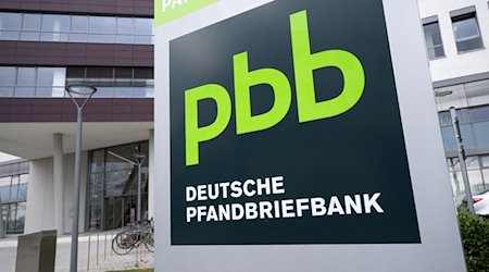 Das Logo der Deutschen Pfandbriefbank  ist an der Firmenzentrale zu sehen. / Foto: Sven Hoppe/dpa