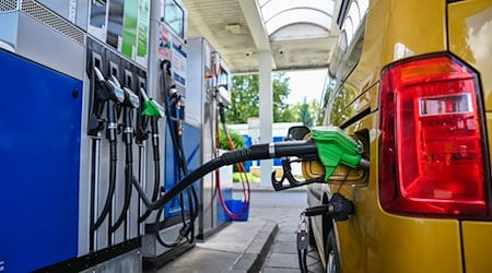 Ein Pkw wird an einer Tankstelle betankt. / Foto: Uwe Lein/dpa/Symbolbild