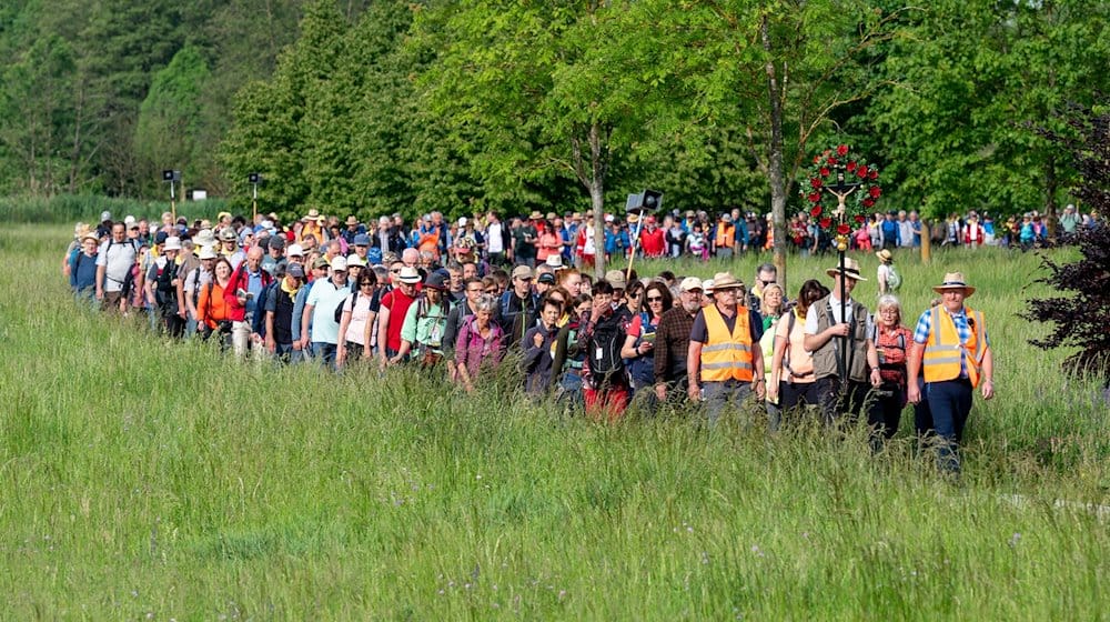 Zahlreiche Pilger starten zur größten Fußwallfahrt Deutschlands. / Foto: Armin Weigel/dpa