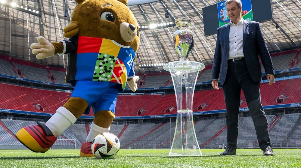 Markus Söder, Ministerpräsident von Bayern, und der EM-Pokal. / Foto: Peter Kneffel/dpa