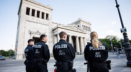 Einsatzkräfte der Polizei stehen auf dem Königsplatz. / Foto: Matthias Balk/dpa