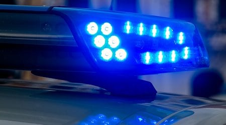 Ein Blaulicht der Polizei leuchtet auf. / Foto: Klaus-Dietmar Gabbert/dpa-Zentralbild/dpa/Symbolbild