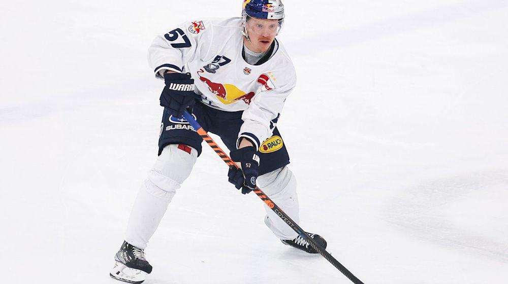 Emil Johansson vom EHC München spielt den Puck. / Foto: Daniel Karmann/dpa