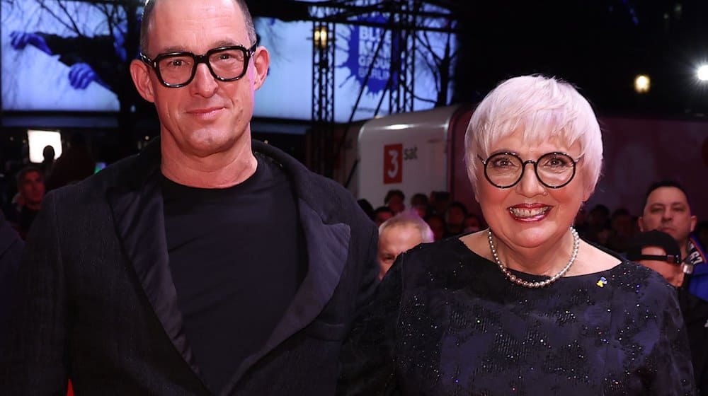 Schriftsteller Albert Ostermaier (l) und Claudia Roth (Bündnis 90/Die Grünen), Staatsministerin für Kultur und Medien, kommen zur Eröffnung der Berlinale. / Foto: Gerald Matzka/dpa/Archiv