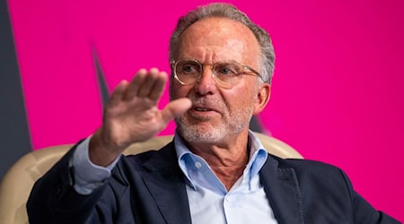 Karl-Heinz Rummenigge, Mitglied Exekutivkomitee der UEFA, spricht während einer Podiumsrunde beim SpoBis-Kongress. / Foto: David Inderlied/dpa