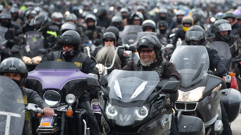 Motorradfahrer fahren zu einer Motorradversammlung in Nürnberg. / Foto: Timm Schamberger/dpa/Archivbild