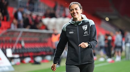 Die Trainerin Sabrina Wittmann vom FC Ingolstadt steht nach dem Abpfiff auf dem Platz. / Foto: Daniel Karmann/dpa/Archivbild