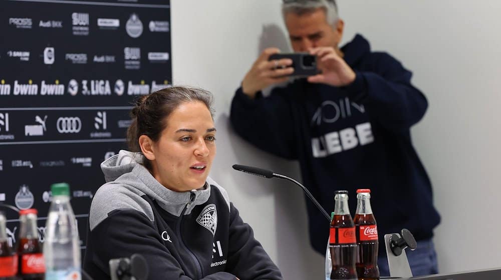 Interimscoach Sabrina Wittmann, die erste Cheftrainerin im deutschen Männer-Profifußball, spricht auf ihrer erste Pressekonferenz. / Foto: Daniel Löb/dpa