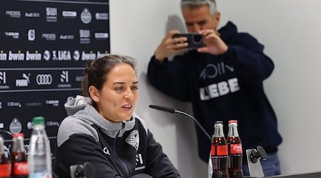 Interimscoach Sabrina Wittmann, die erste Cheftrainerin im deutschen Männer-Profifußball, spricht auf ihrer erste Pressekonferenz. / Foto: Daniel Löb/dpa