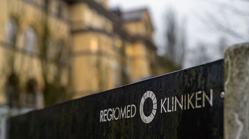 Ein Wegweiser mit dem Logo der Regiomed-Kliniken am Unternehmenssitz in Coburg (Bayern). / Foto: Pia Bayer/dpa