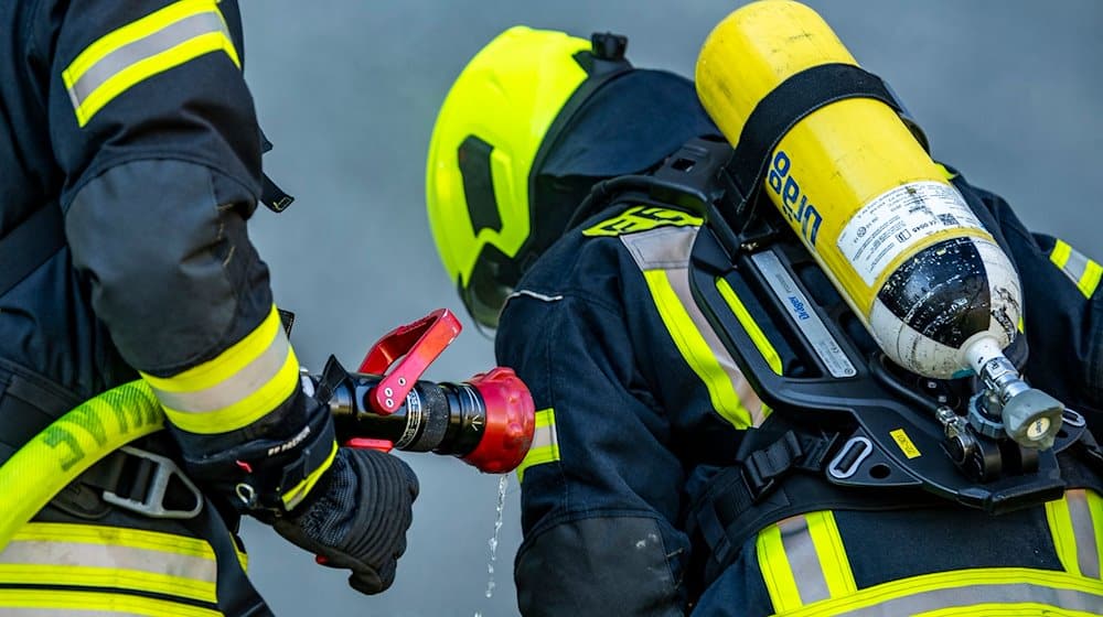 Feuerwehrleute bereiten einen Löschangriff vor. / Foto: David Inderlied/dpa/Symbolbild