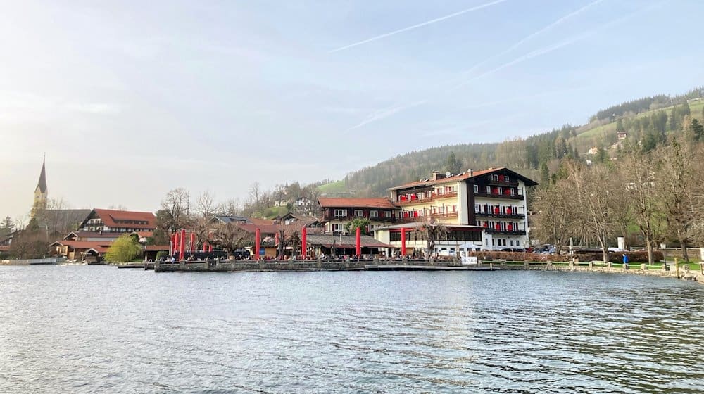 Blick auf das Hotel Schlierseer Hof am Schliersee. / Foto: Sabine Dobel/dpa