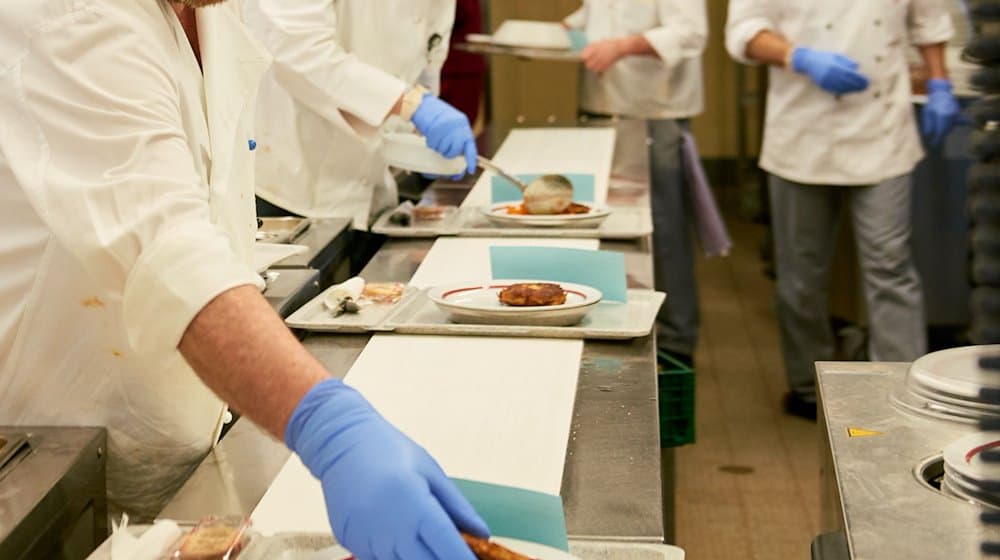 In einem Krankenhaus wird Essen zubereitet. / Foto: Annette Riedl/dpa/Archivbild