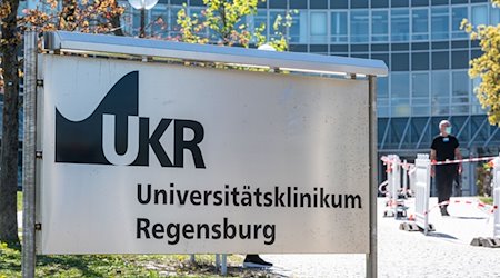 „Universitätsklinikum Regensburg“ steht auf einem Schild vor der Klinik. / Foto: Armin Weigel/dpa
