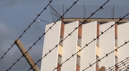 Ein Stacheldrahtzaun umzäunt das Gelände einer Justizvollzugsanstalt. / Foto: Bernd Weißbrod/dpa/Symbolbild