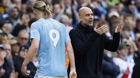 Erling Haaland (l) von Manchester City reagiert auf Trainer Pep Guardiola. / Foto: Richard Sellers/PA Wire/dpa