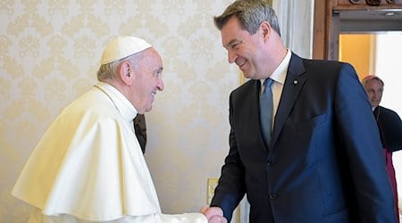 Papst Franziskus begrüßt Markus Söder (CSU), Ministerpräsident von Bayern im Vatikan. / Foto: -/Divisione Produzione Fotografica/Vatican Media/dpa