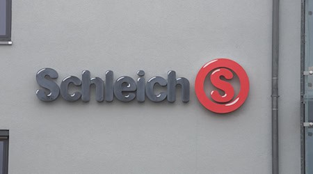 Am Firmensitz von Schleich in Herlikofen befindet sich der Fimenschriftzug mit dem Logo. / Foto: Stefan Puchner/dpa/Archivbild
