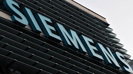 Der Schriftzug «Siemens» ist an der Zentrale des Konzerns zu sehen. / Foto: Karl-Josef Hildenbrand/dpa