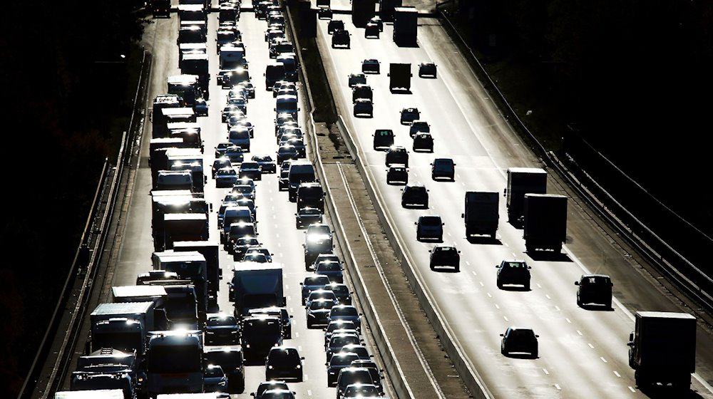 Auf einer Autobahn stehen Autos in einer Fahrtrichtung in einem langen Stau. / Foto: David Young/dpa/Symbolbild