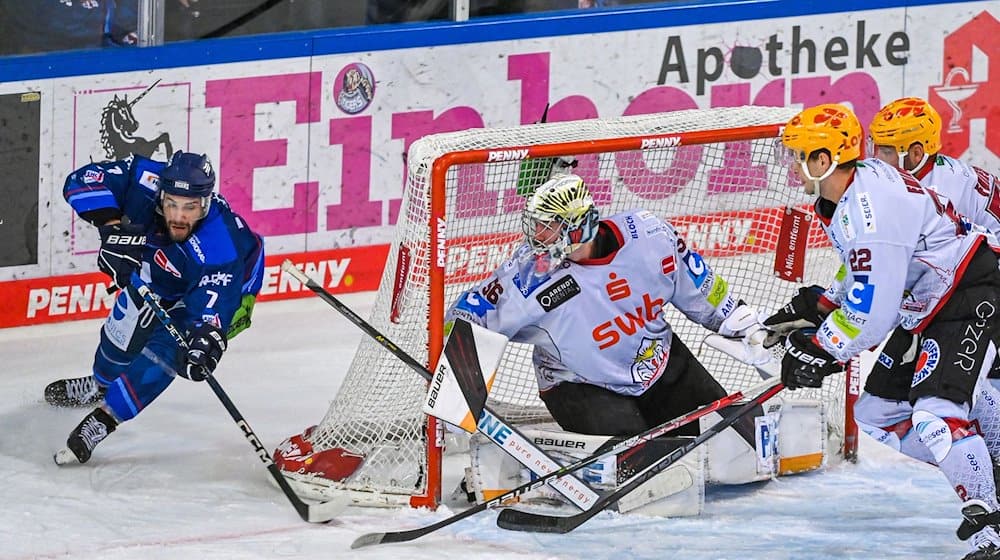 Taylor Leier von Straubing (l). / Foto: Armin Weigel/dpa