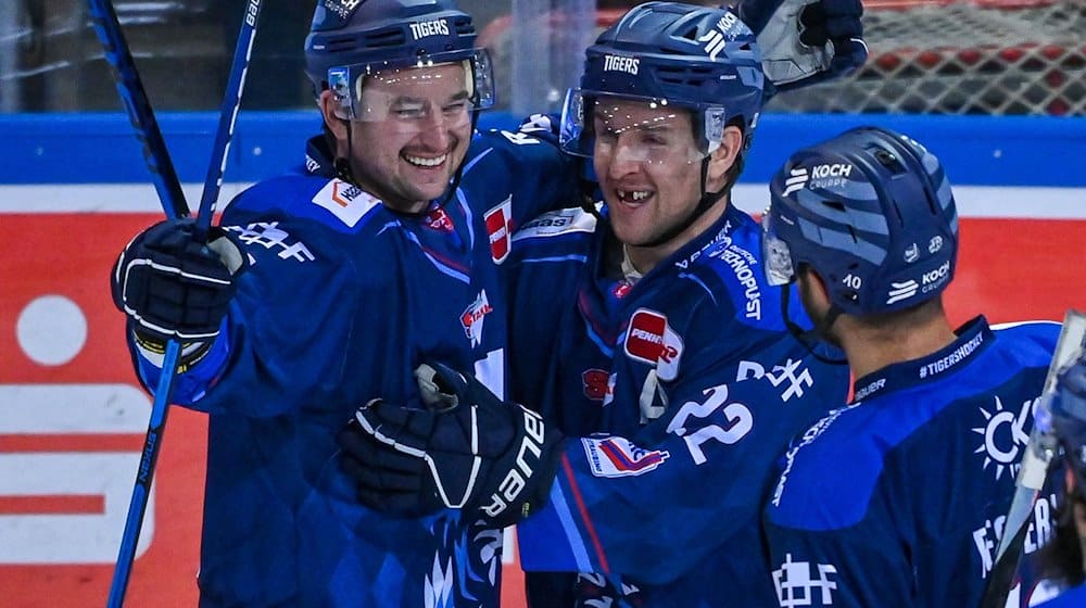 Akeson Jason von Straubing (l) jubelt mit Connolly Mike (M) von Straubing nach seinem Treffer zum 1:0 gegen Bremerhaven. / Foto: Armin Weigel/dpa/Archiv