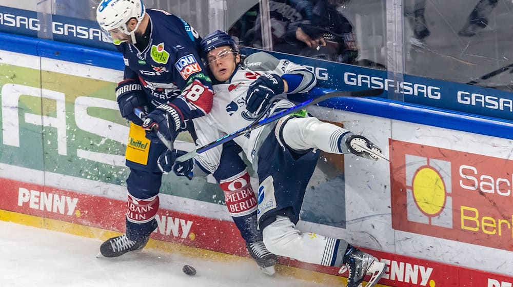 Berlins Patrice Cormier (l) kämpft gegen Mario Zimmermann von Straubing Tigers (r) um den Puck. Zimmermann bleibt bei Straubing. / Foto: Andreas Gora/dpa