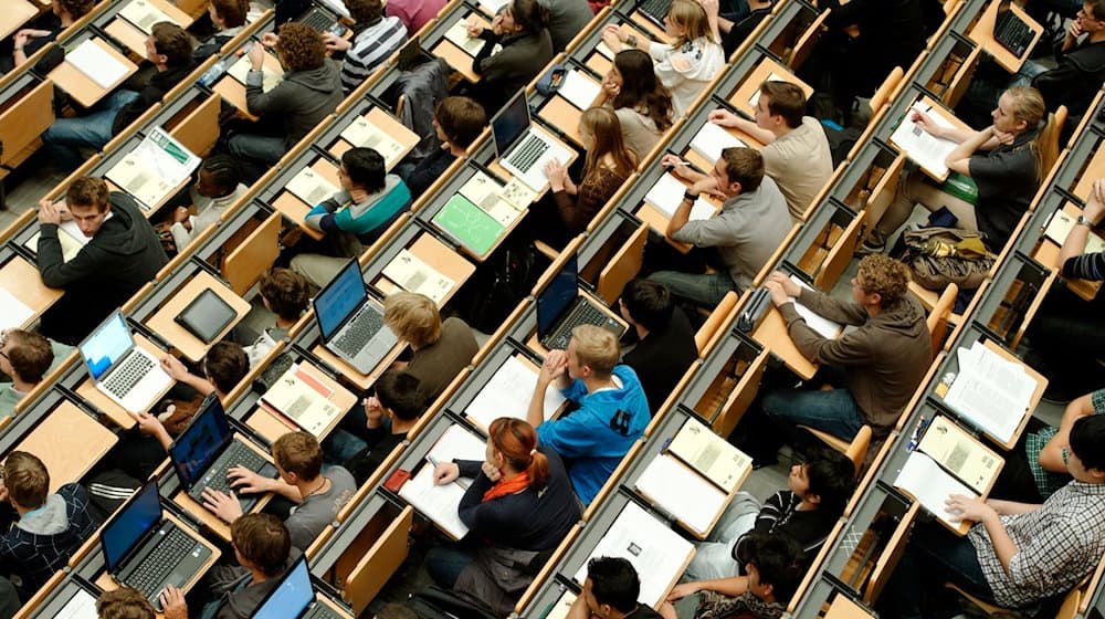 Studierende sitzen in einem großen Hörsaal der Technischen Universität. / Foto: Peter Kneffel/dpa/Symbolbild