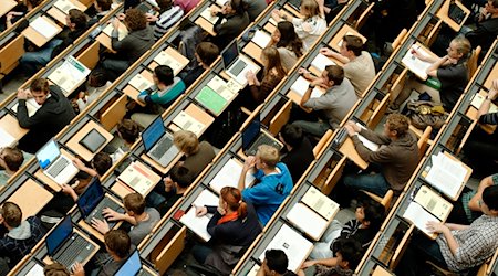 Studierende sitzen in einem großen Hörsaal der Technischen Universität. / Foto: Peter Kneffel/dpa/Symbolbild