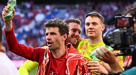 Münchens Thomas Müller, Torhüter Daniel Peretz und Torhüter Manuel Neuer (l-r) nach dem Spiel. / Foto: Tom Weller/dpa