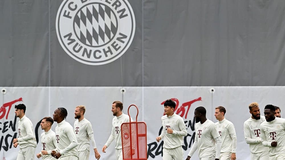 Die Spieler des FC Bayern München nehmen am Abschlusstraining auf dem Vereinsgelände teil. / Foto: Peter Kneffel/dpa