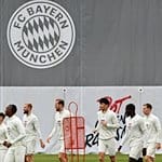 Die Spieler des FC Bayern München nehmen am Abschlusstraining auf dem Vereinsgelände teil. / Foto: Peter Kneffel/dpa