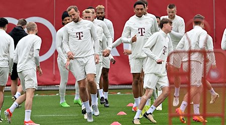 Die Spieler des FC Bayern München nehmen am Abschlusstraining auf dem Vereinsgelände teil. / Foto: Peter Kneffel/dpa