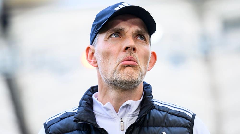 Münchens Trainer Thomas Tuchel steht vor dem Spiel im Stadion. / Foto: Tom Weller/dpa