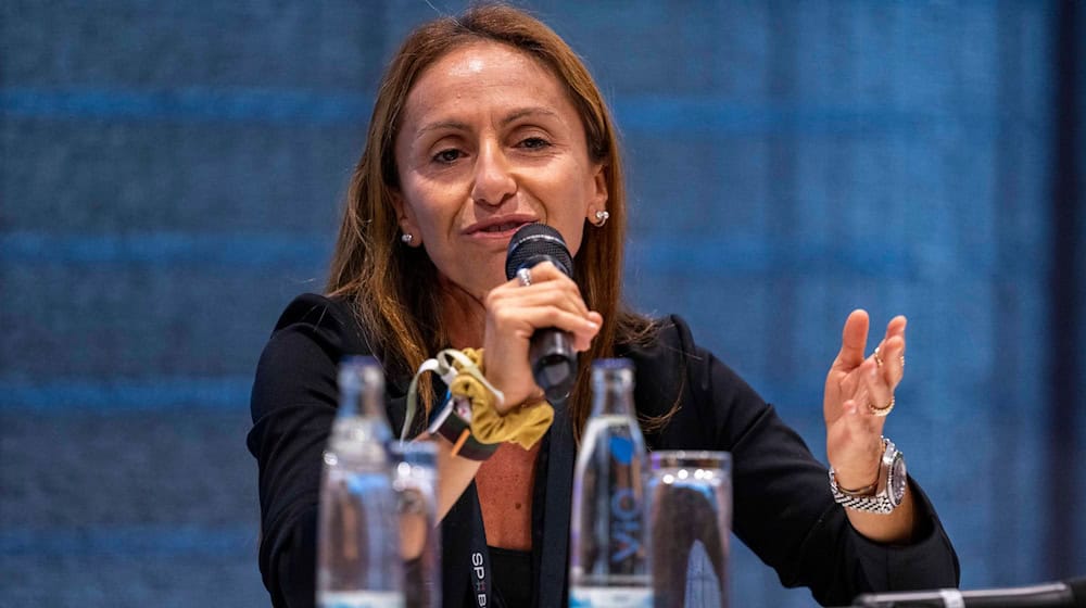 Alice Mascia, Geschäftsführerin von Streamingdienst DAZN in der DACH-Region, spricht während einer Podiumsrunde beim SpoBis-Kongress. / Foto: David Inderlied/dpa/Archivbild