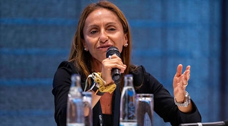 Alice Mascia, Geschäftsführerin von Streamingdienst DAZN in der DACH-Region, spricht während einer Podiumsrunde beim SpoBis-Kongress. / Foto: David Inderlied/dpa/Archivbild