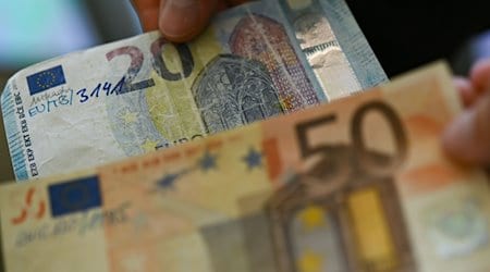 Die Bundesbank präsentiert gefälschte 20-Euro- und 50-Euro-Geldscheine. / Foto: Arne Dedert/dpa/Symbolbild