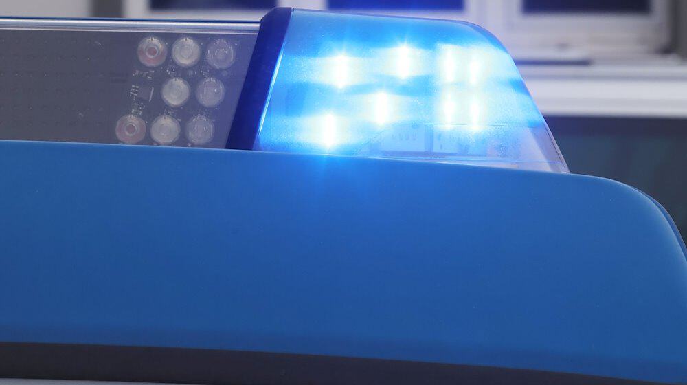 Das blinkende Blaulicht an einem Dienstauto der Polizei. / Foto: Bodo Schackow/dpa/Symbolbild