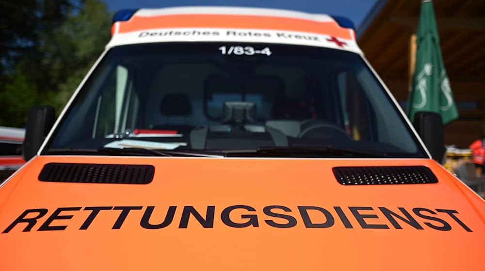 Ein Rettungswagen mit der Aufschrift "Rettungsdienst". / Foto: Patrick Seeger/dpa