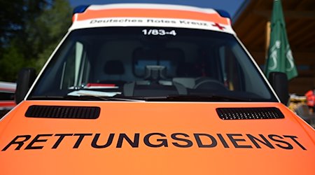 Ein Rettungswagen mit der Aufschrift "Rettungsdienst". / Foto: Patrick Seeger/dpa