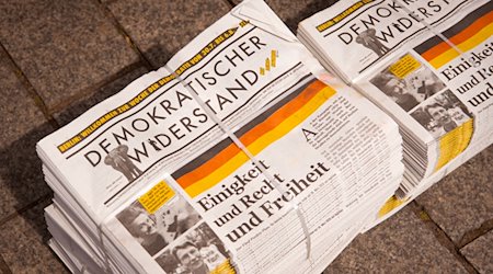 Zwei Pakete der Zeitung "Demokratischer Widerstand". / Foto: Paul Zinken/dpa