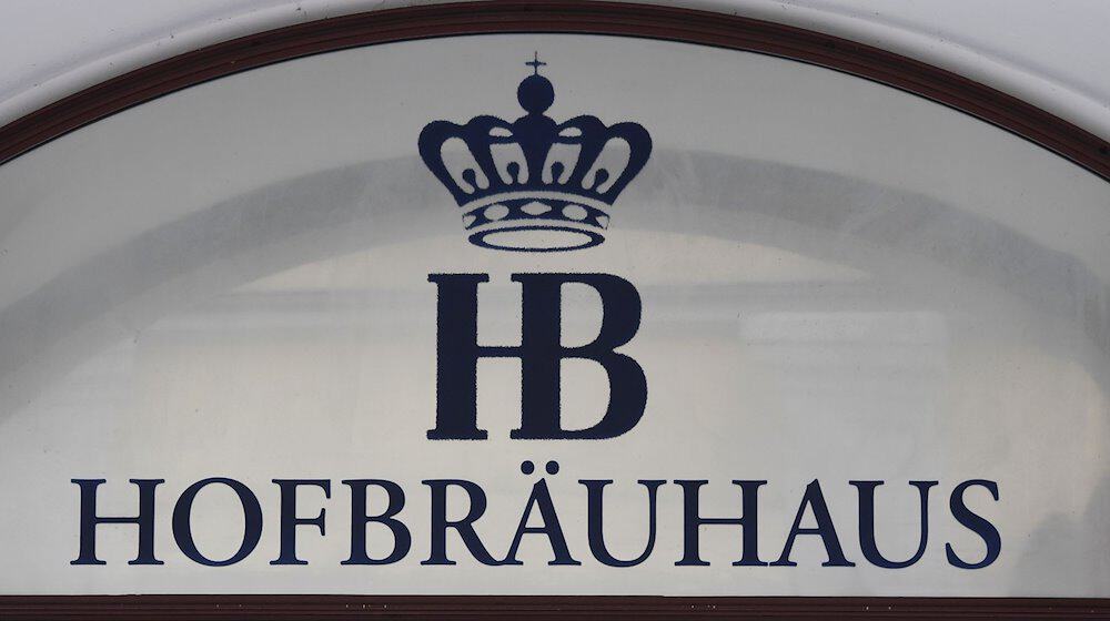Das Logo des Wirtshaus Hofbräuhaus ist über den Eingang zu lesen. / Foto: Angelika Warmuth/dpa