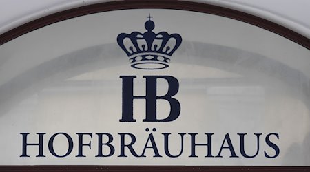Das Logo des Wirtshaus Hofbräuhaus ist über den Eingang zu lesen. / Foto: Angelika Warmuth/dpa