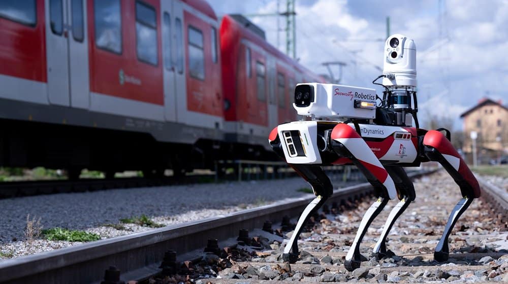 Der Roboter „Spot“ der Deutschen Bahn läuft bei einem Pressetermin zwischen abgestellten S-Bahnen entlang. / Foto: Sven Hoppe/dpa