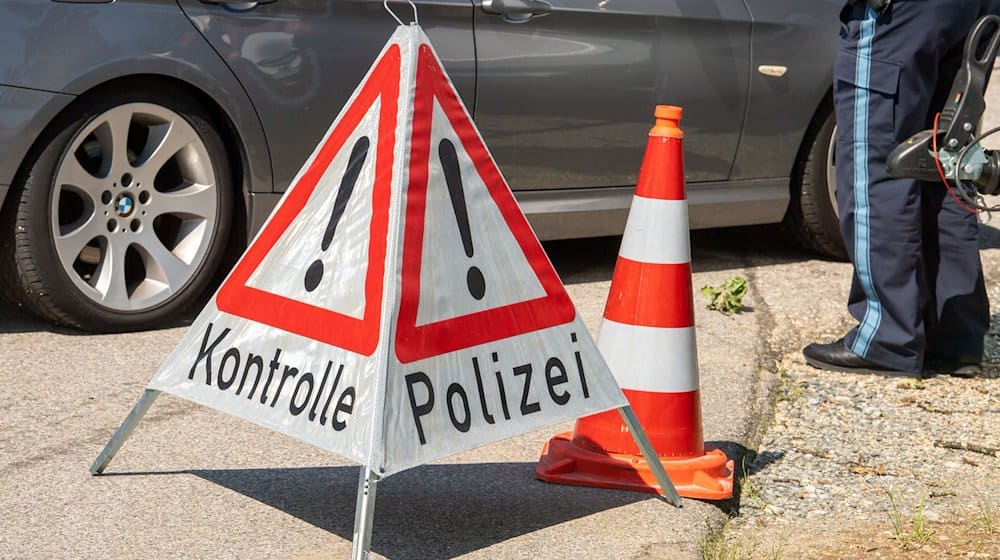 Ein Schild mit Aufschrift „Kontrolle Polizei“ steht während einer Veranstaltung auf dem Kontrollplatz Piding Nord, A8, Fahrtrichtung München. / Foto: Peter Kneffel/dpa