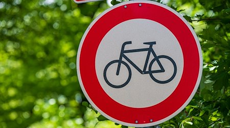 Ein Schild «Durchfahrt für Radfahrer verboten» stehen nahe der oberbayerischen Gemeinde Straßlach-Dingharting am Straßenrand. / Foto: Peter Kneffel/dpa