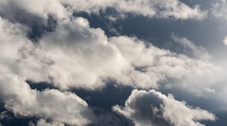Wolken sind am Himmel über Dresden zu sehen. / Foto: Robert Michael/dpa-Zentralbild/dpa