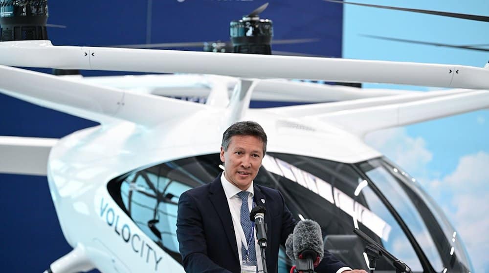 Dirk Hoke, Geschäftsführer von Volocopter, steht bei der Eröffnung eines Hangars für elektrisch angetriebene Flugtaxen vor einem Volocopter. / Foto: Bernd Weißbrod/dpa